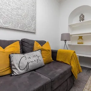Lark Rise Apartment- 3br , Ifield United Kingdom